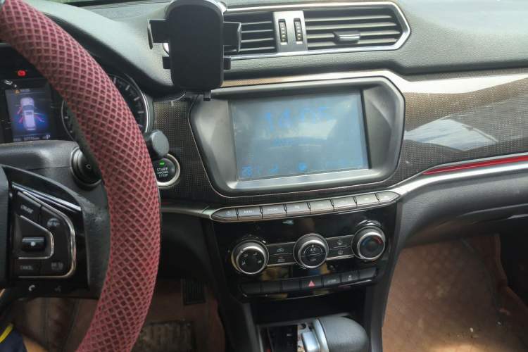 Used Haval H2 2017 Blue Label 1.5T Automatic Two-Wheel Drive Luxury Model Audio And AC Panel