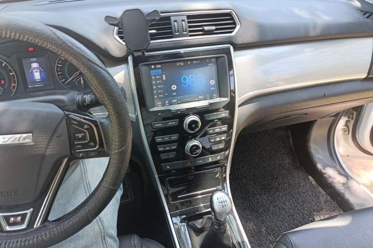 Used Haval H2 2017 Red-Label 1.5T Manual Two-Wheel Drive Luxury Model Audio And AC Panel