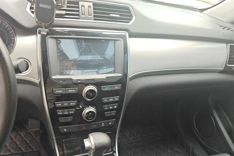 Used Haval H2 2017 Red-Label 1.5T Automatic Two-Wheel Drive Luxury Model Audio And AC Panel