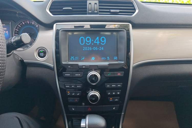 Used Haval H2 2017 Red-Label 1.5T Automatic Two-Wheel Drive Elite Model Audio And AC Panel
