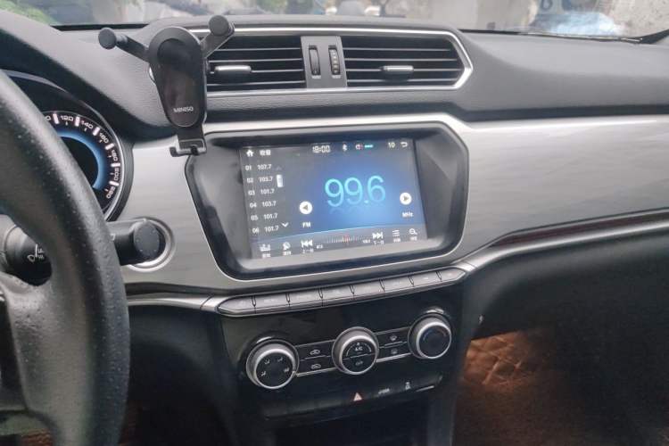 Used Haval H2 2017 Blue Label 1.5T Manual Two-Wheel Drive Luxury Model Audio And AC Panel