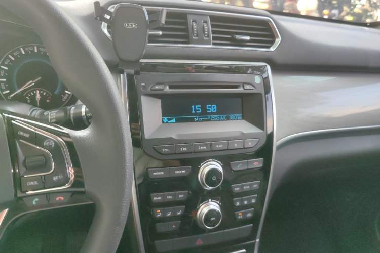 Used Haval H2 2017 Red-Label 1.5T Manual Two-Wheel Drive Comfort Model Audio And AC Panel