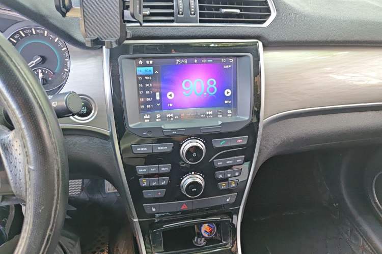 Used Haval H2 2017 Red-Label 1.5T Manual Two-Wheel-Drive Elite Model Audio And AC Panel