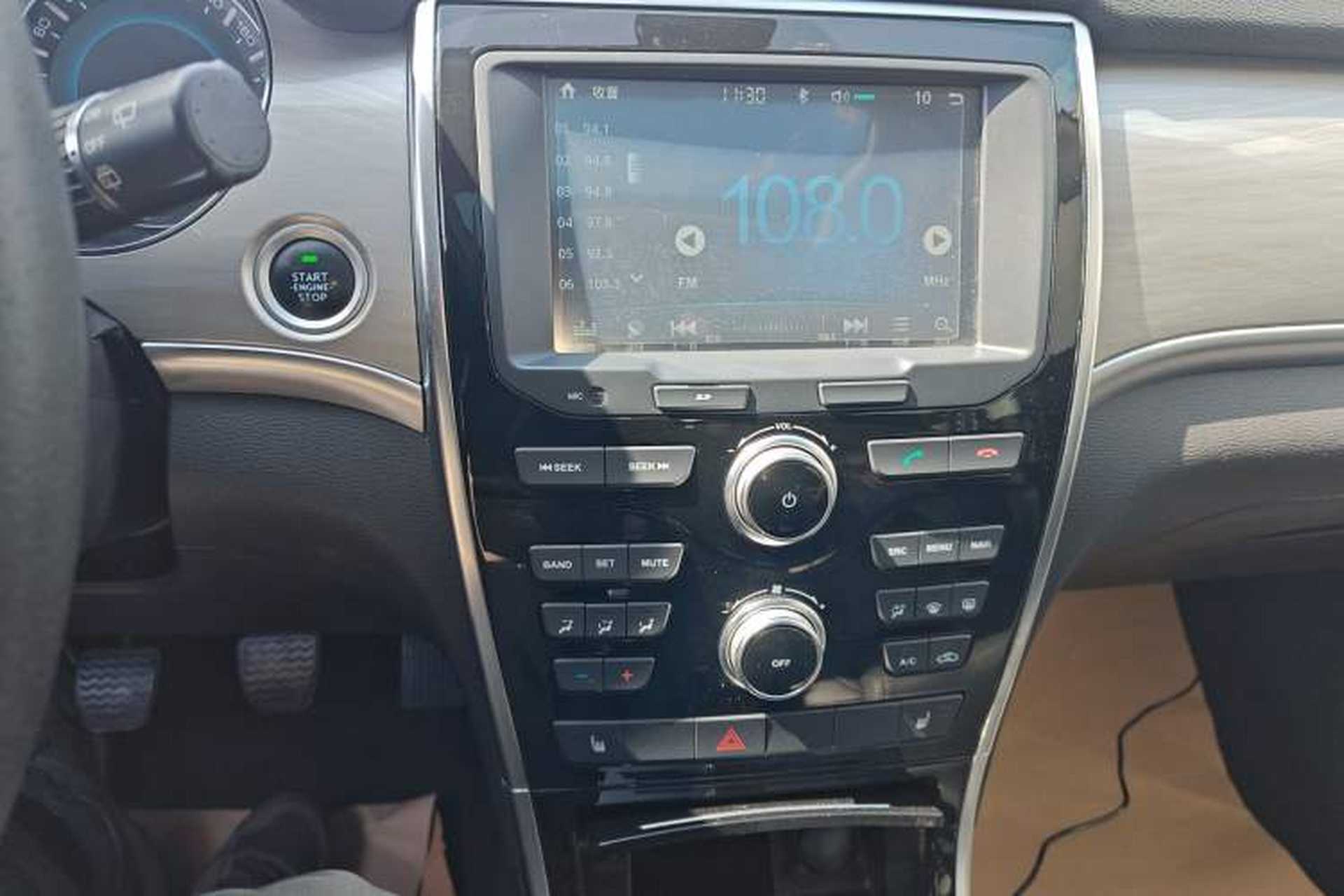 Used Haval H2 2017 Red-Label 1.5T Manual Two-Wheel-Drive Elite Model Audio And AC Panel