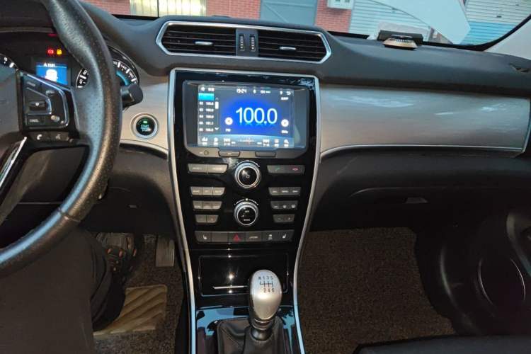Used Haval H2 2017 Red-Label 1.5T Manual Two-Wheel Drive Luxury Model Audio And AC Panel