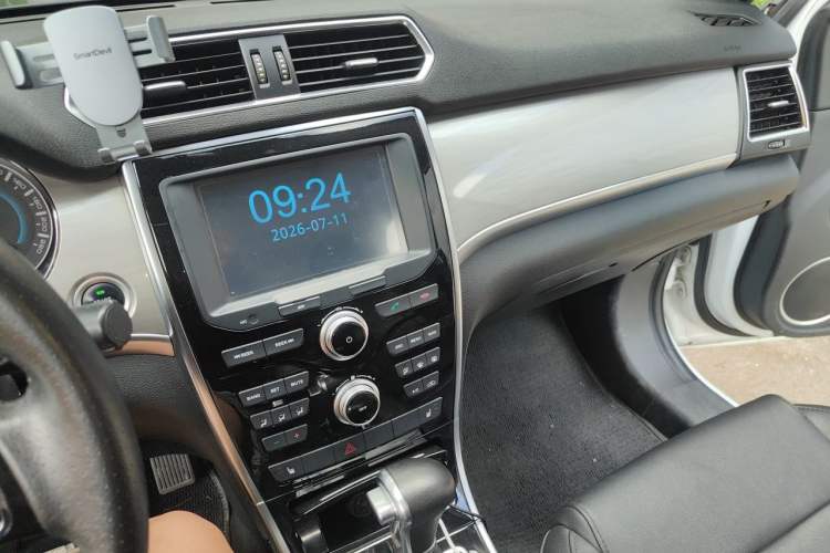 Used Haval H2 2017 Red-Label 1.5T Automatic Two-Wheel Drive Elite Model Audio And AC Panel