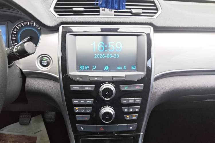 Used Haval H2 2017 Red-Label 1.5T Manual Two-Wheel-Drive Elite Model Audio And AC Panel