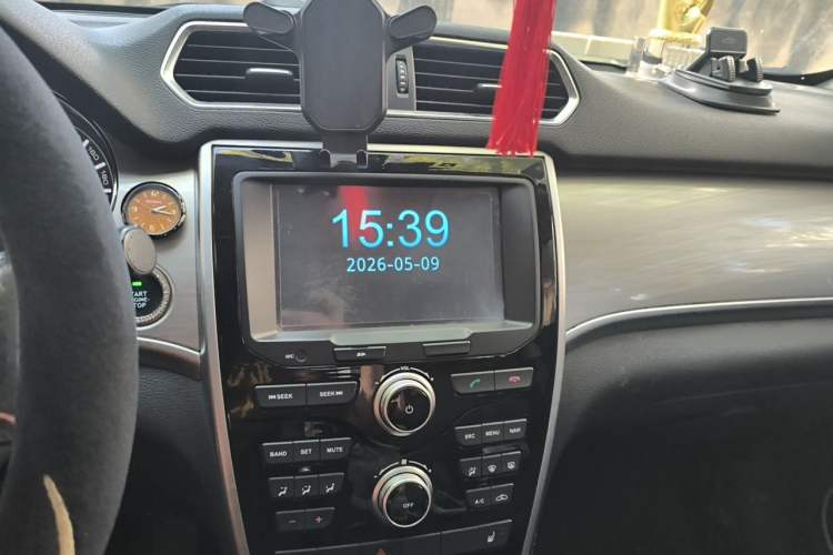 Used Haval H2 2017 Red-Label 1.5T Manual Two-Wheel-Drive Elite Model Audio And AC Panel