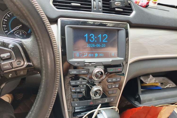Used Haval H2 2017 Red-Label 1.5T Automatic Two-Wheel Drive Luxury Model Audio And AC Panel