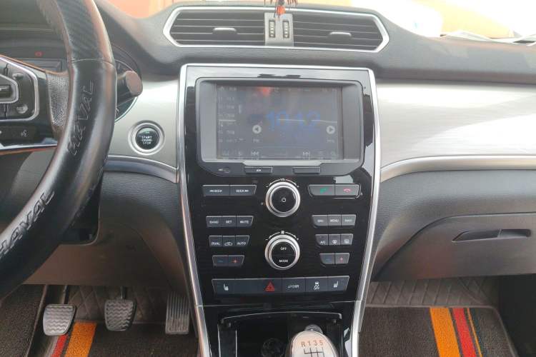 Used Haval H2 2017 Red-Label 1.5T Manual Two-Wheel Drive Luxury Model Audio And AC Panel