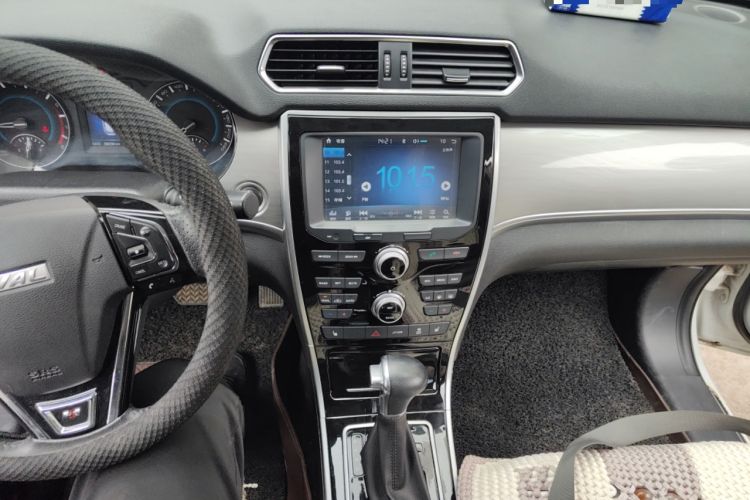Used Haval H2 2017 Red-Label 1.5T Automatic Two-Wheel Drive Luxury Model Audio And AC Panel