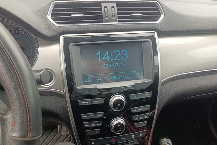 Used Haval H2 2017 Red-Label 1.5T Automatic Two-Wheel Drive Luxury Model Audio And AC Panel