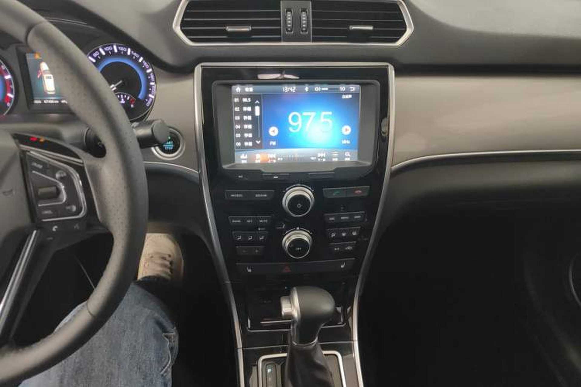 Used Haval H2 2017 Red-Label 1.5T Automatic Two-Wheel Drive Elite Model Audio And AC Panel