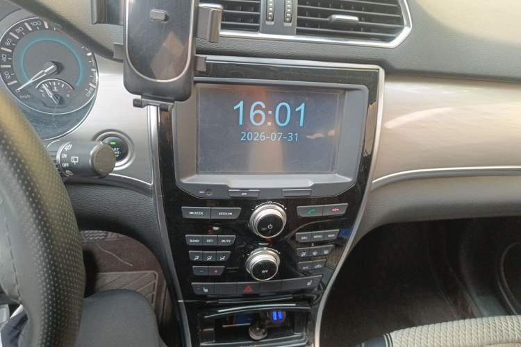 Used Haval H2 2017 Red-Label 1.5T Manual Two-Wheel-Drive Elite Model Audio And AC Panel