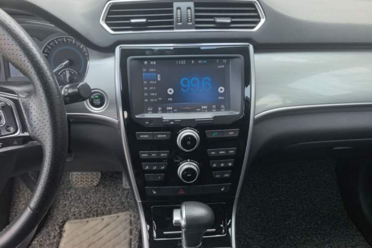 Used Haval H2 2017 Red-Label 1.5T Automatic Two-Wheel Drive Elite Model Audio And AC Panel