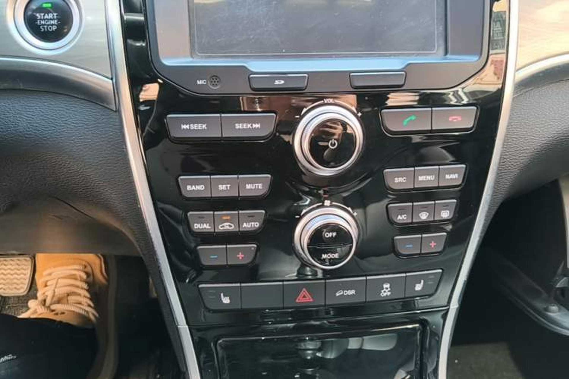Used Haval H2 2017 Red-Label 1.5T Manual Two-Wheel Drive Luxury Model Audio And AC Panel