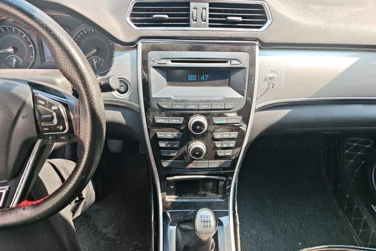 Used Haval H2 2017 Red-Label 1.5T Manual Two-Wheel Drive Comfort Model Audio And AC Panel