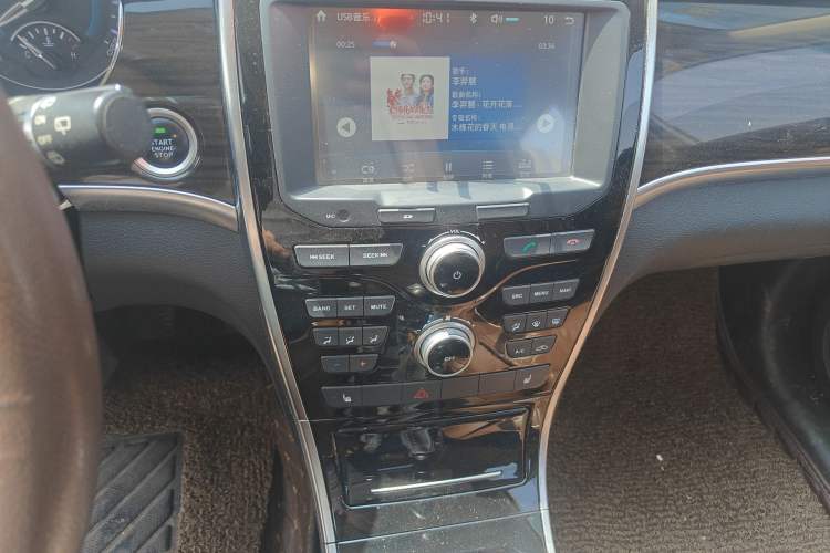 Used Haval H2 2017 Red-Label 1.5T Manual Two-Wheel-Drive Elite Model Audio And AC Panel