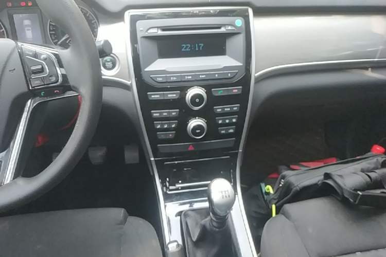 Used Haval H2 2017 Red-Label 1.5T Manual Two-Wheel Drive Comfort Model Audio And AC Panel
