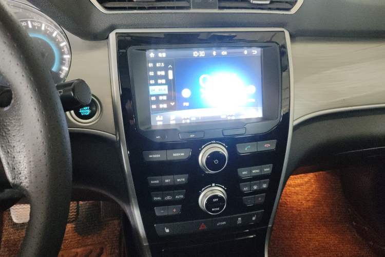 Used Haval H2 2017 Red-Label 1.5T Manual Two-Wheel Drive Luxury Model Audio And AC Panel
