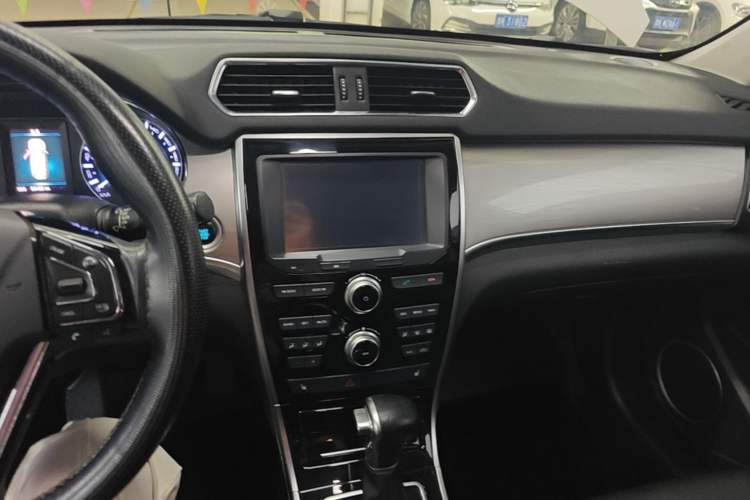 Used Haval H2 2017 Red-Label 1.5T Automatic Two-Wheel Drive Elite Model Audio And AC Panel