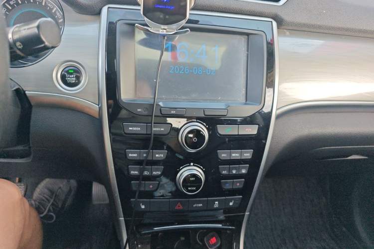 Used Haval H2 2017 Red-Label 1.5T Manual Two-Wheel Drive Luxury Model Audio And AC Panel