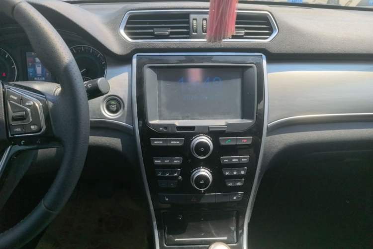 Used Haval H2 2017 Red-Label 1.5T Manual Two-Wheel-Drive Elite Model Audio And AC Panel