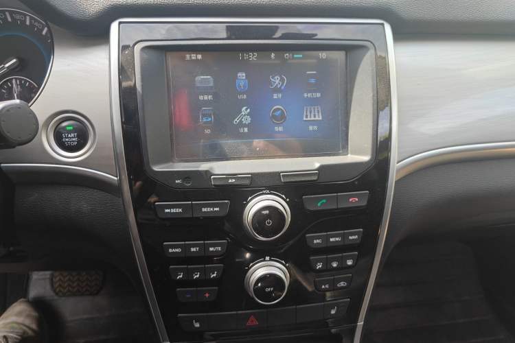 Used Haval H2 2017 Red-Label 1.5T Automatic Two-Wheel Drive Elite Model Audio And AC Panel