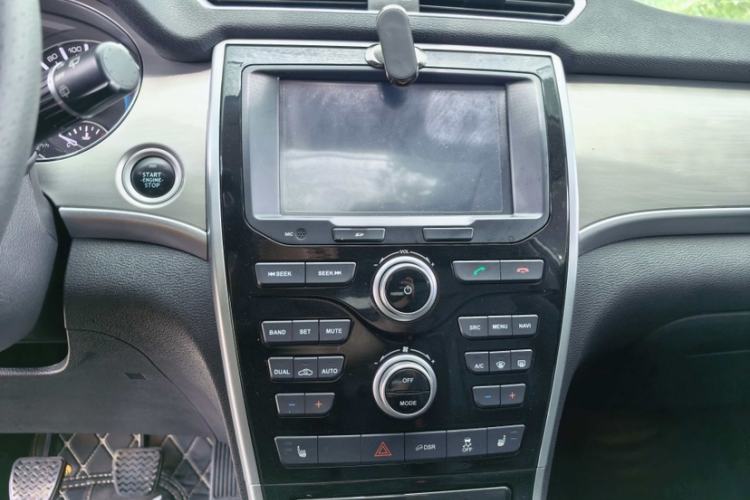 Used Haval H2 2017 Red-Label 1.5T Manual Two-Wheel Drive Luxury Model Audio And AC Panel