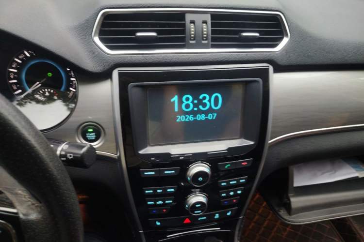 Used Haval H2 2017 Red-Label 1.5T Automatic Two-Wheel Drive Luxury Model Audio And AC Panel