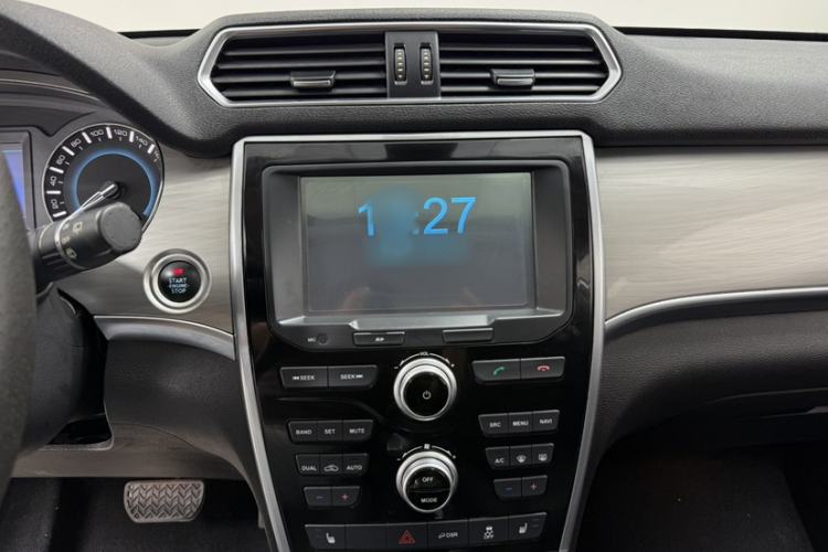 Used Haval H2 2017 Red-Label 1.5T Automatic Two-Wheel Drive Luxury Model Audio And AC Panel