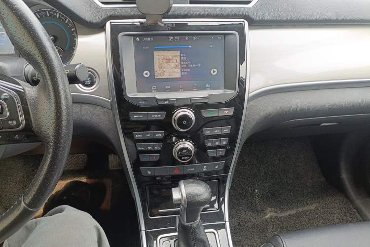 Used Haval H2 2017 Red-Label 1.5T Automatic Two-Wheel Drive Luxury Model Audio And AC Panel