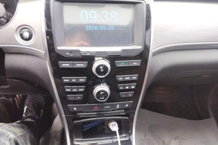 Used Haval H2 2017 Red-Label 1.5T Manual Two-Wheel Drive Luxury Model Audio And AC Panel
