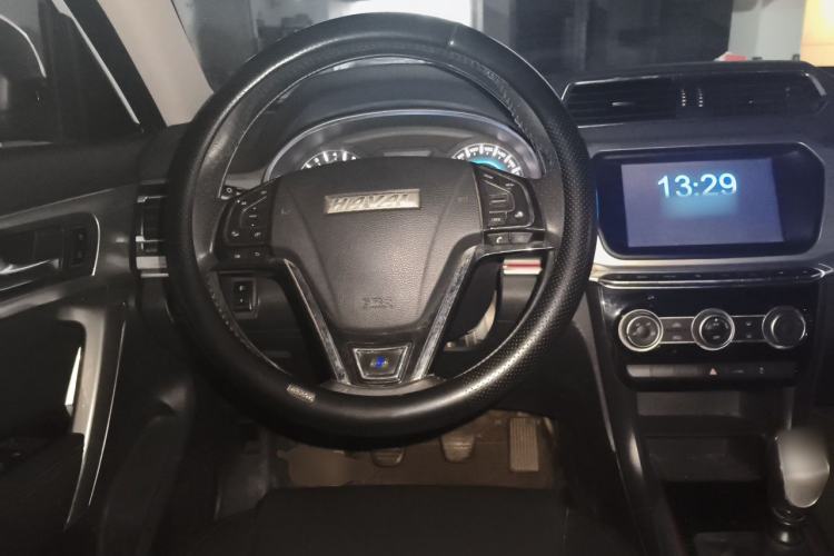 Used Haval H2 2017 Blue Label 1.5T Manual Two-Wheel Drive Elite Model Center Console