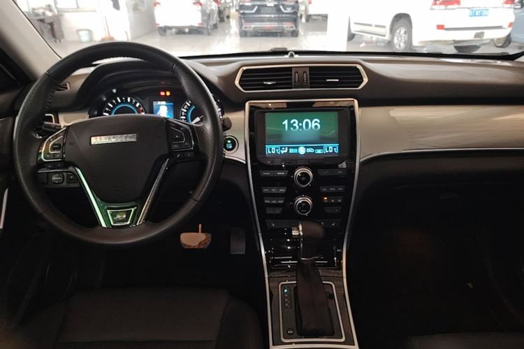 Used Haval H2 2017 Red-Label 1.5T Automatic Two-Wheel Drive Luxury Model Center Console
