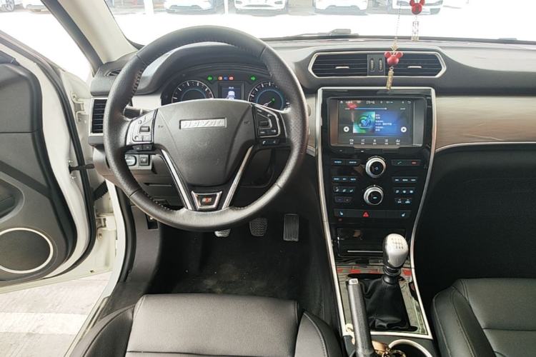 Used Haval H2 2017 Red-Label 1.5T Manual Two-Wheel-Drive Elite Model Center Console