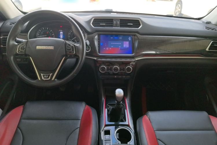 Used Haval H2 2017 Blue Label 1.5T Manual Two-Wheel Drive Elite Model Center Console