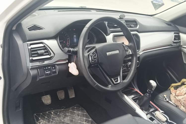 Used Haval H2 2017 Blue Label 1.5T Manual Two-Wheel Drive Luxury Model Center Console