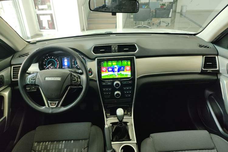 Used Haval H2 2017 Red-Label 1.5T Manual Two-Wheel Drive Comfort Model Center Console