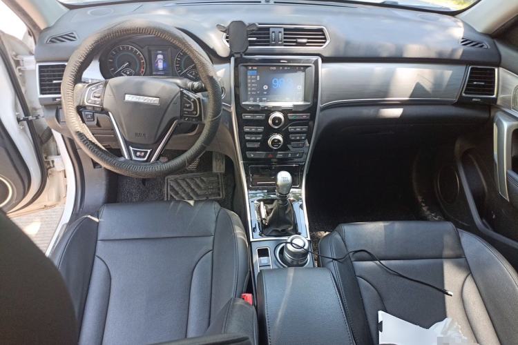 Used Haval H2 2017 Red-Label 1.5T Manual Two-Wheel Drive Luxury Model Center Console