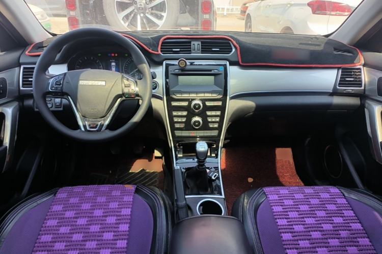Used Haval H2 2017 Red-Label 1.5T Manual Two-Wheel Drive Comfort Model Center Console