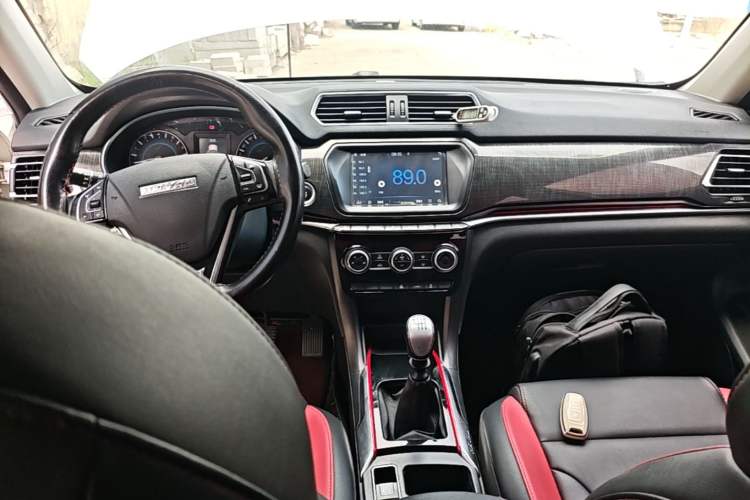 Used Haval H2 2017 Blue Label 1.5T Manual Two-Wheel Drive Luxury Model Center Console