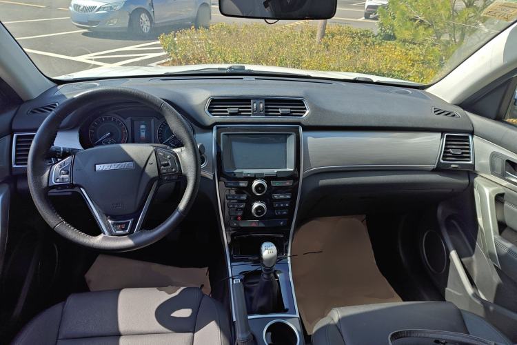 Used Haval H2 2017 Red-Label 1.5T Manual Two-Wheel-Drive Elite Model Center Console
