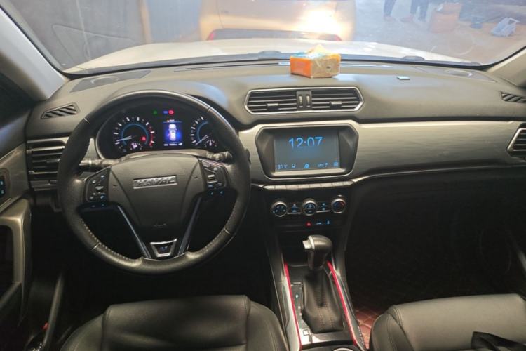 Used Haval H2 2017 Blue Label 1.5T Automatic Two-Wheel Drive Elite Model Center Console