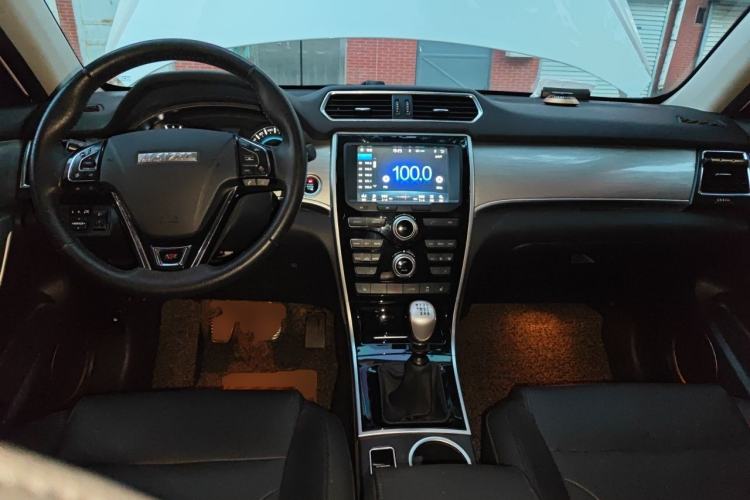 Used Haval H2 2017 Red-Label 1.5T Manual Two-Wheel Drive Luxury Model Center Console