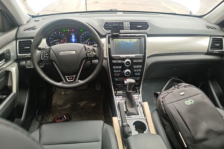 Used Haval H2 2017 Red-Label 1.5T Automatic Two-Wheel Drive Elite Model Center Console