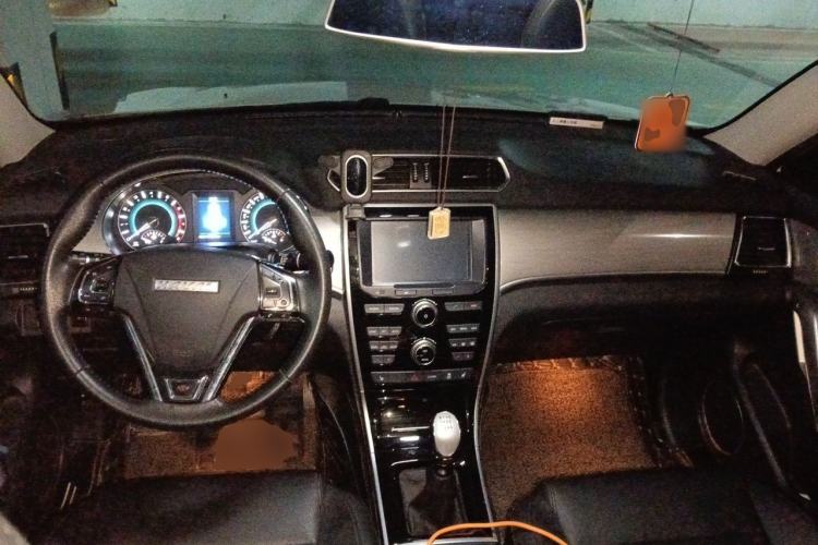 Used Haval H2 2017 Red-Label 1.5T Manual Two-Wheel Drive Luxury Model Center Console
