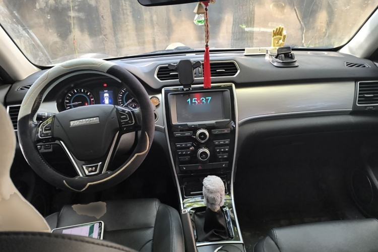 Used Haval H2 2017 Red-Label 1.5T Manual Two-Wheel-Drive Elite Model Center Console