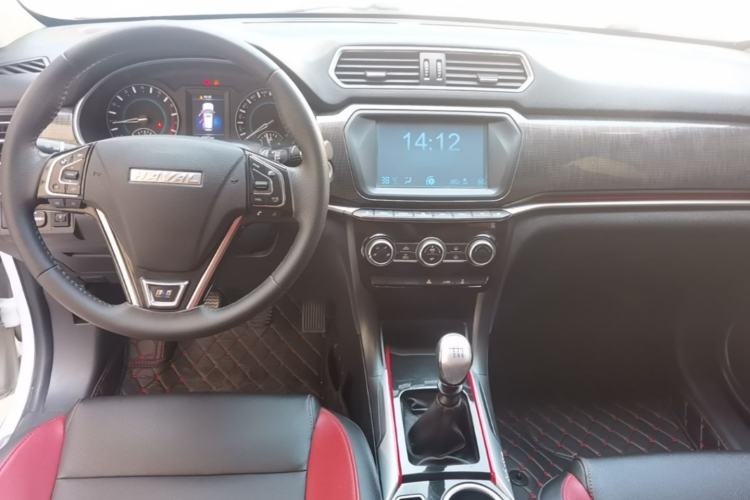 Used Haval H2 2017 Blue Label 1.5T Manual Two-Wheel Drive Elite Model Center Console