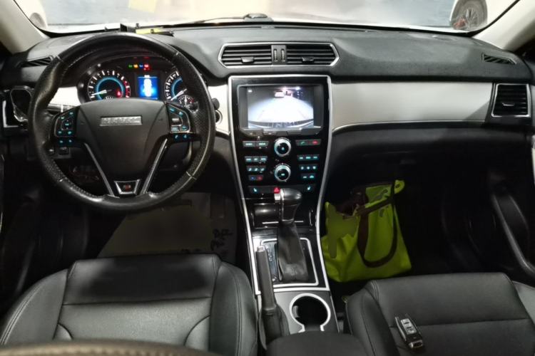 Used Haval H2 2017 Red-Label 1.5T Automatic Two-Wheel Drive Elite Model Center Console